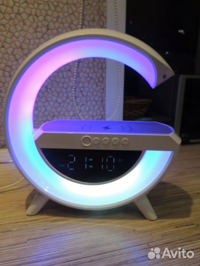 Светильник с беспроводной зарядкой и колонкой RGB