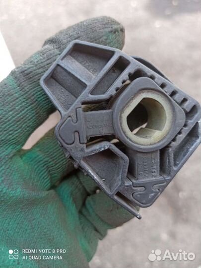 Гольф 4 Подушка крепления радиатора 1J0 806 155E