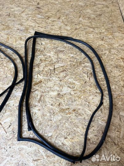 Уплотнитель двери Мерседес w211