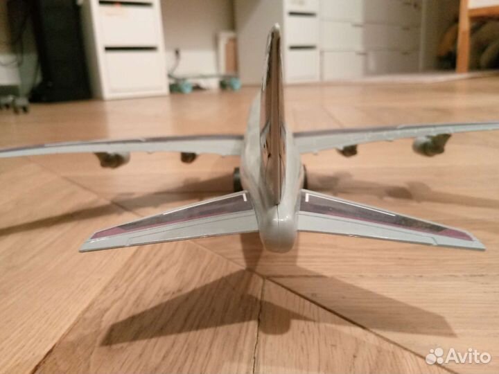 Игрушечный самолёт