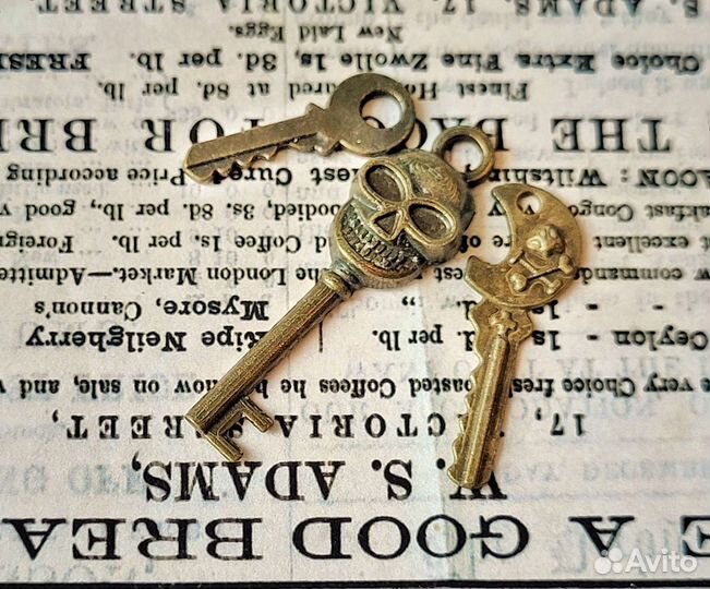 Мини-коллекция крошечных ключей