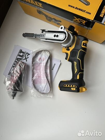 Ленточный напильник Dewalt DCM200