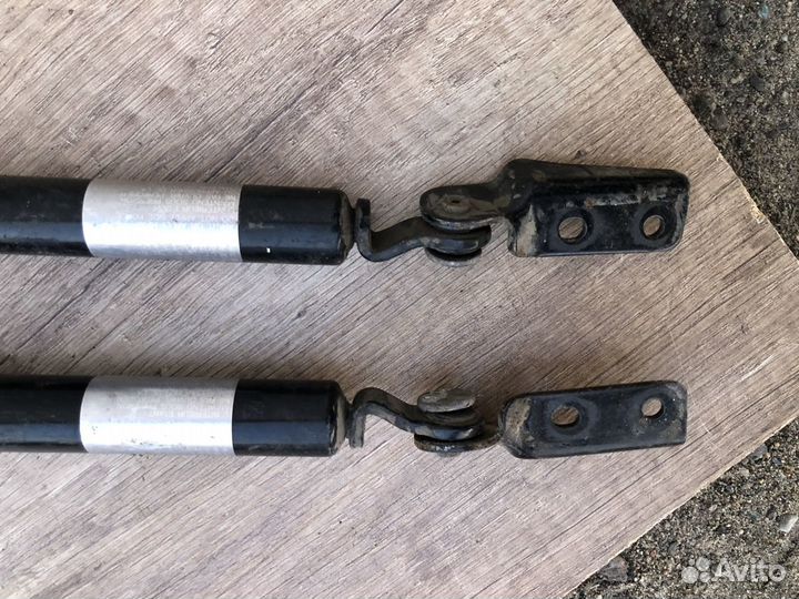 Амортизаторы капота Nissan Terrano