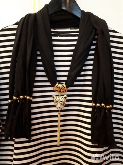 Шарф с подвеской и кисточками