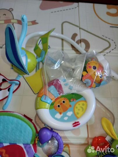 Комплект игрушек малыша (мобиль и погремушки)