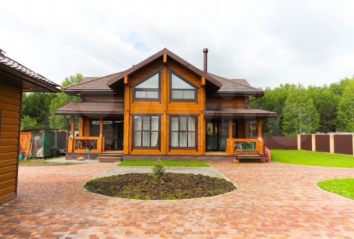 Коттедж 202,5 м² на участке 11,2 сот.