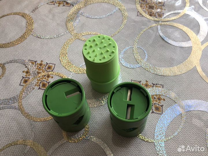 Овощерезка вырезает спиральккми для украшения