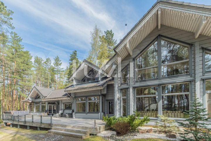 Дом 566,5 м² на участке 87 сот.