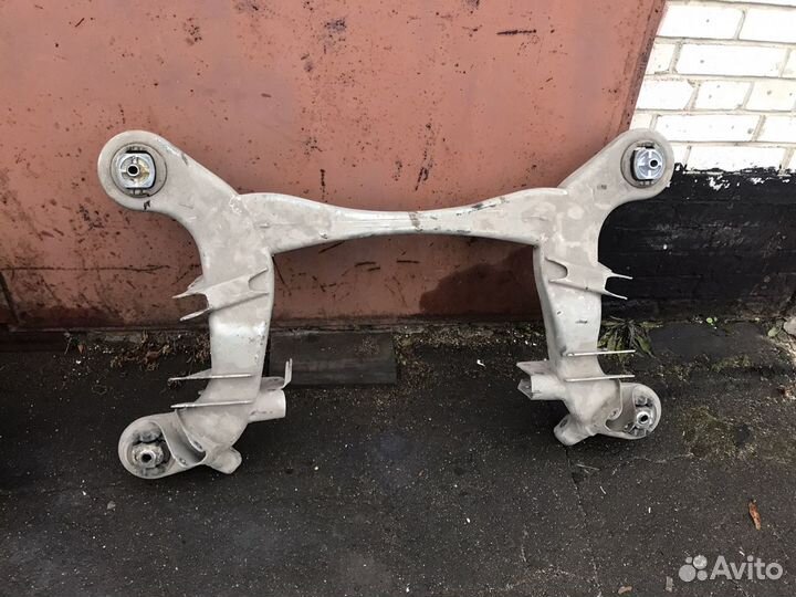 Подрамник задний Мерседес 221