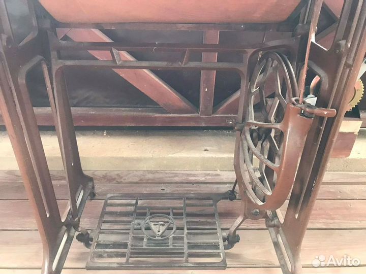 Антикварная швейная машинка.Финляндия