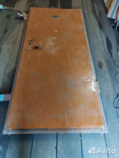 Дверь входная металлическая б/у