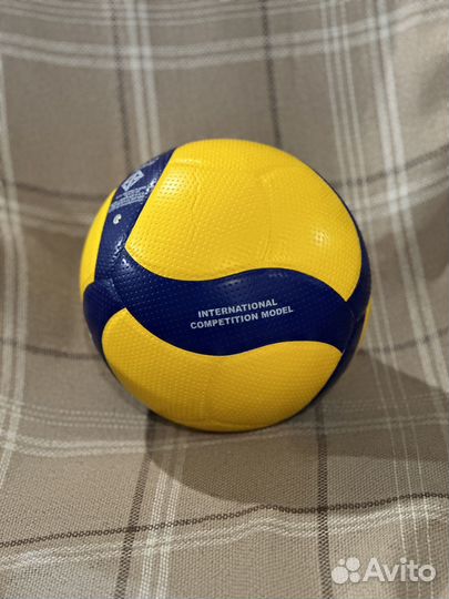 Волейбольный классический мяч Mikasa V300W