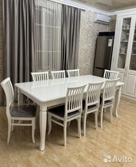 Стол и стулья