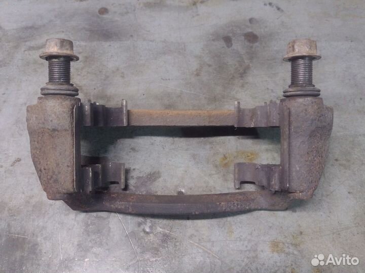 Скоба суппорта Kia Spectra Shuma 2 перед правая