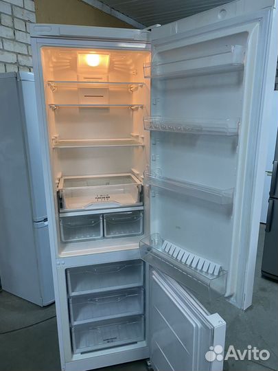 Холодильник Indesit 2.камеры No frost