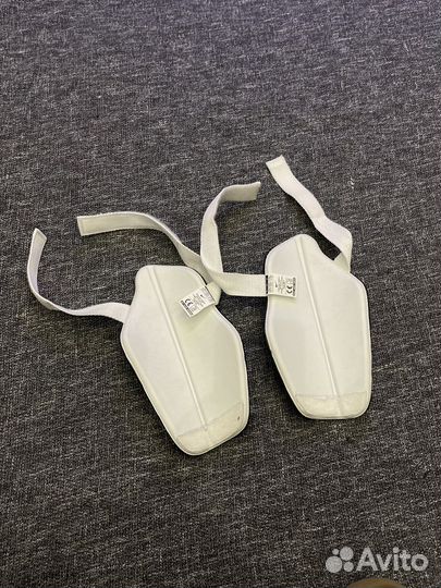 Белые Футбольные щитки Nike оригинал