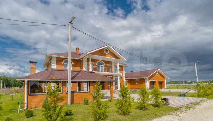 Дом 1400 м² на участке 2,4 га