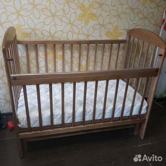 Детская кроватка с маятником
