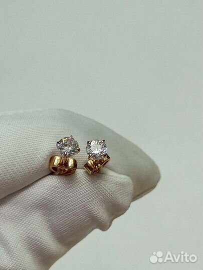 Золотые серьги с камнем