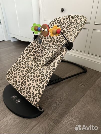 Шезлонг babybjorn с игрушкой