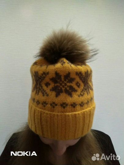 Вязаная зимняя шапка с меховым помпоном