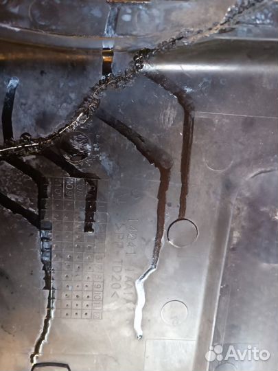 Крышка двигателя декоративная Nissan 140411AA1A