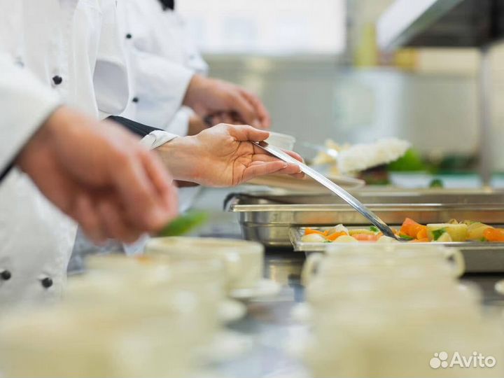 Повар на линии раздач