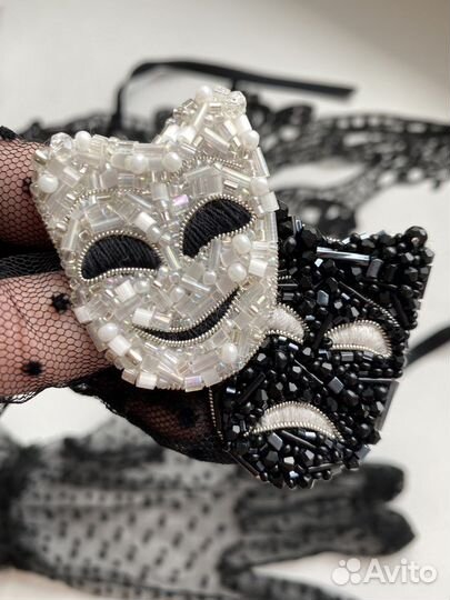 Брошь маски