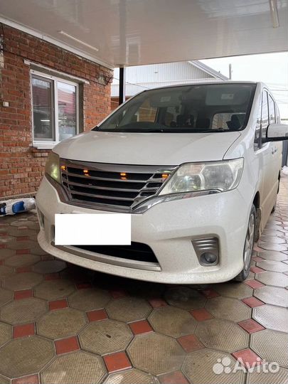 Nissan Elgrand Дхо фонари в решетку радиатора