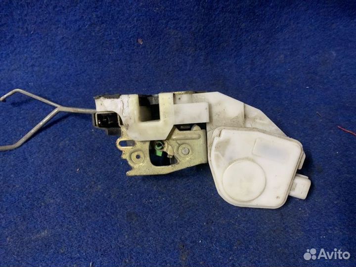 Замок боковой двери правый Mitsubishi Legnum EC1W