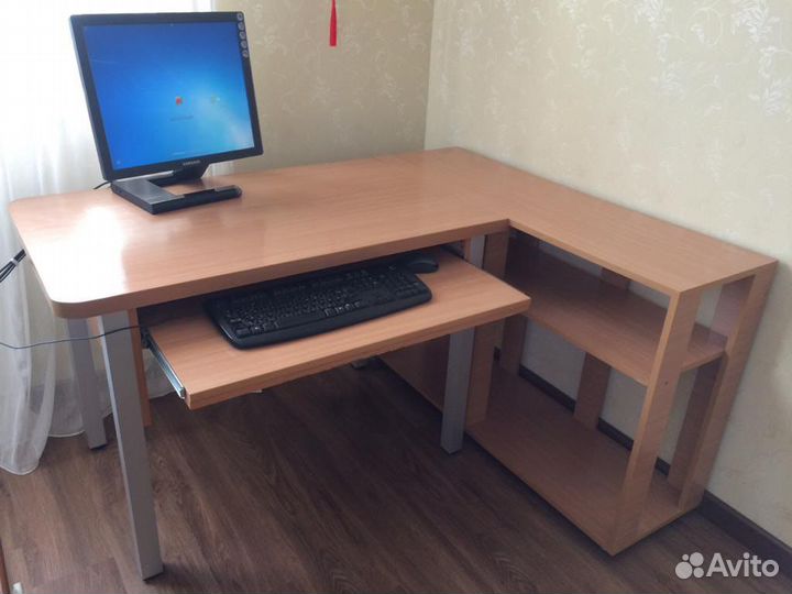 Рабочий письменный стол с тумбой торг