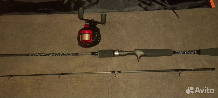 Кастинговый спиннинг с катушкой