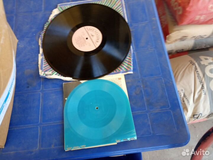 Фотоаппарат;фонарь разрядник ;грампластинки