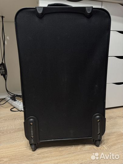 Чемодан черный на колесиках