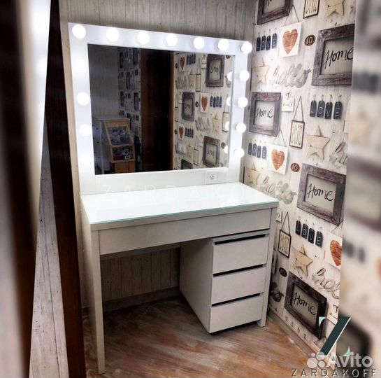 Туалетный столик с гримерным зеркалом с подсветкой