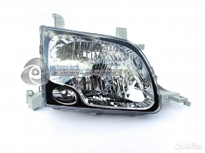 Фара галогеновая передняя правая Toyota Town Ace