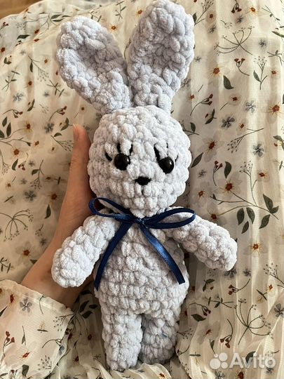 Игрушка заяц вязаный