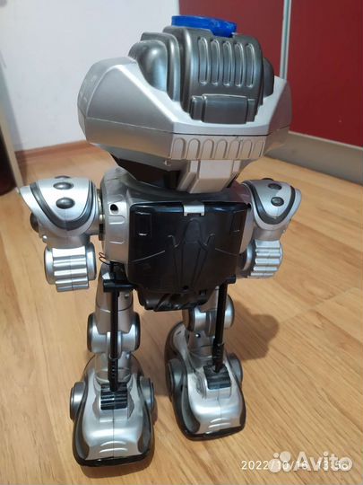 Робот игрушечный. Сломан, требует ремонта
