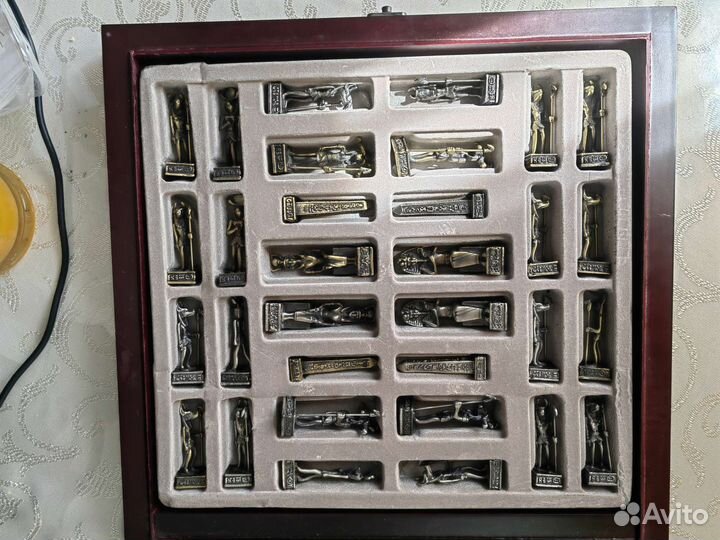 Шахматы с металлическими фигурами Египта