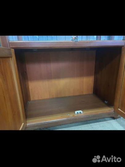 Деревянный шкаф витрина для товара