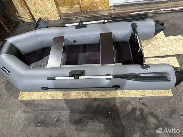 Надувная лодка пвх с жёстким дном и с мотором