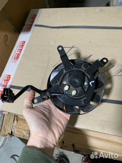 R1 09-14 левый веноилятор радиатора Yamaha