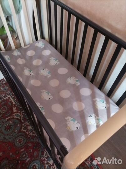 Детская кроватка с продольным маятником с матрасом