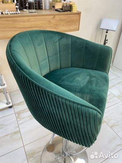 Зеркало, барный стул, стол визажиста с зеркалом