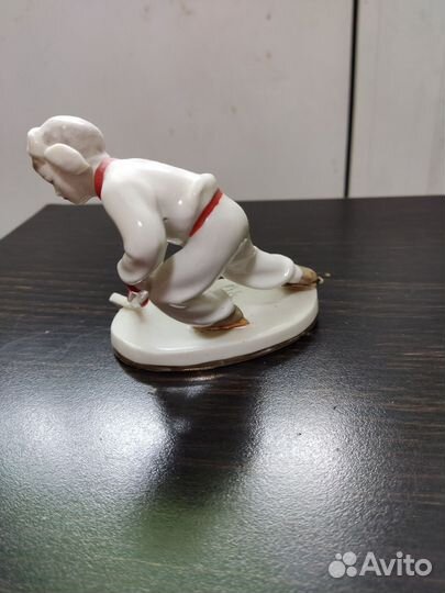 Фарфоровая статуэтка хоккеист