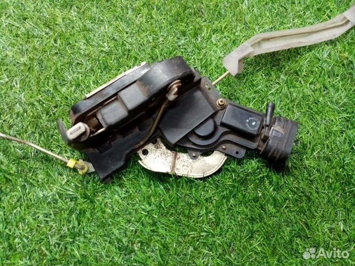 Замок двери передний левый Toyota Land Cruiser