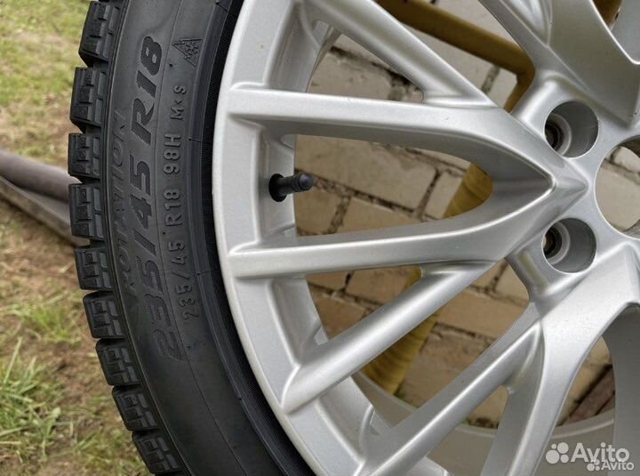 Pirelli Ice Zero 235/45 R18 98H