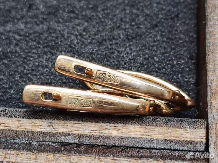 Золотые серьги 585 пробы массой 2.7 грамма