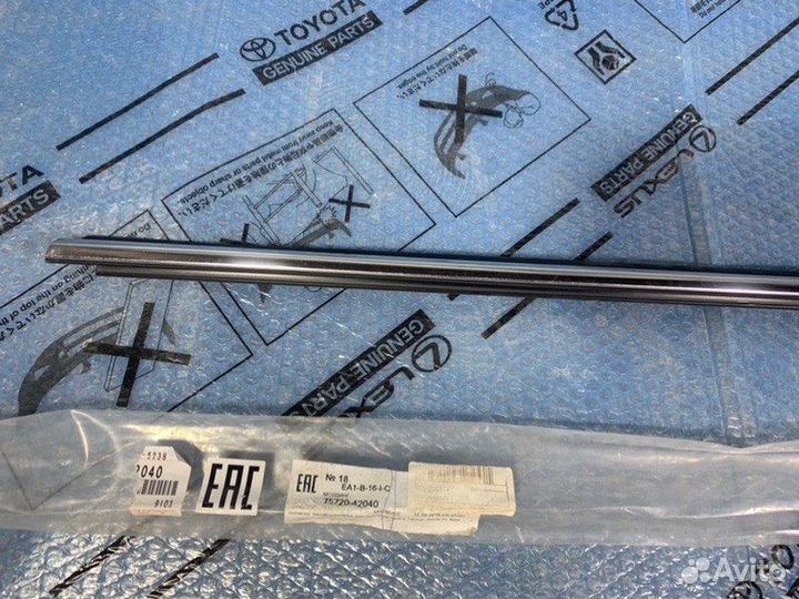 Накладка стекла передняя левая Toyota Rav4 XA40