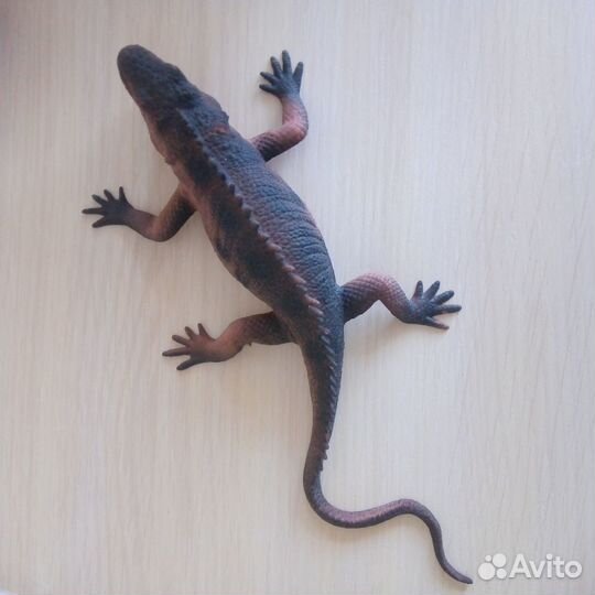 Ящерица игрушка